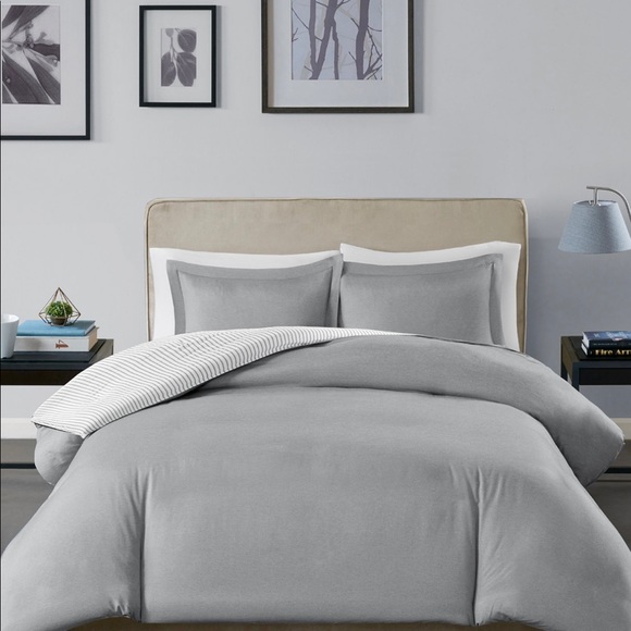 Madison Park Other - Madison Park Essentials Reversible Duvet Cover Set